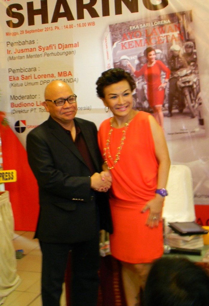 "...Eka Sari Lorena (kanan) bersama Jusman (kiri) dalam Launching Buku Ayo Lawan Kemacetan..." Photo By : Red NRMnews.com