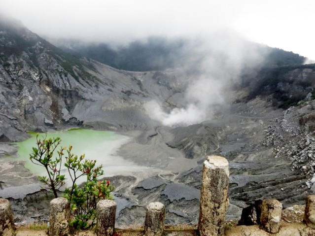 "...Kawah Ratu, Obyek Wisata Utama di Gunung Tangkuban Perahu..." Photo By : Red NRMnews.com