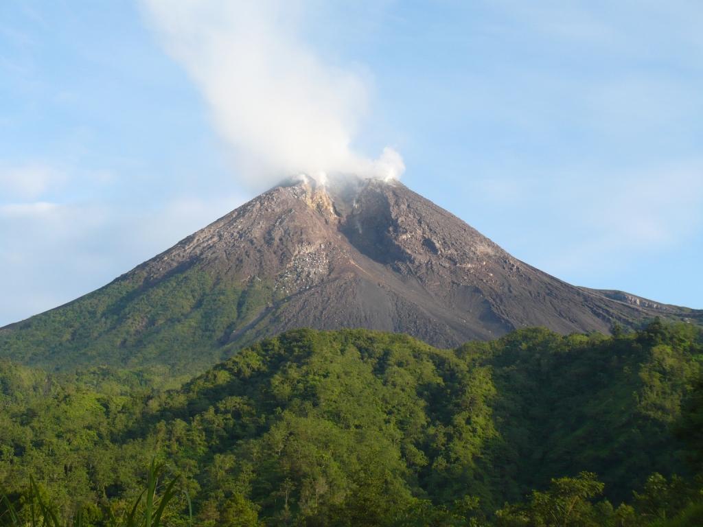 Gambar Ilustrasi Gunung Meletus Iluszi